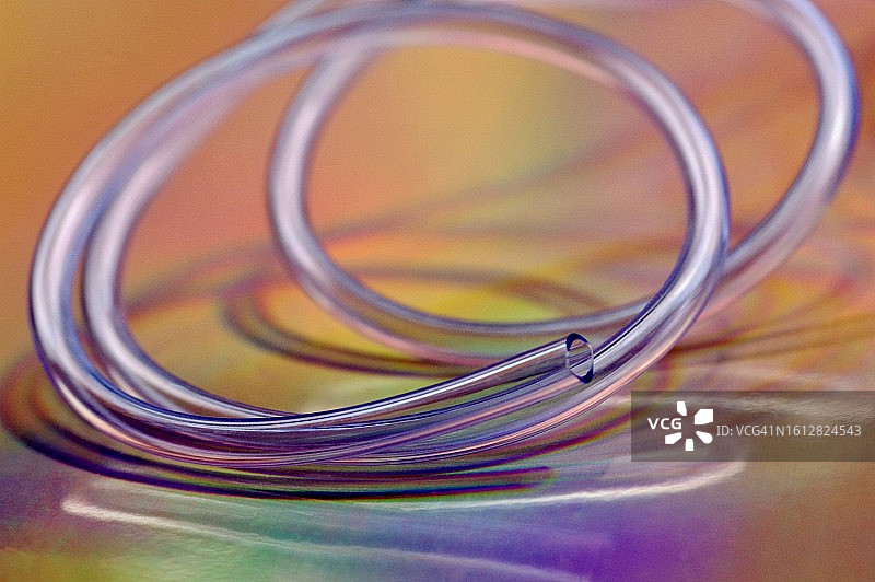 全息箔背景上的盘绕橡胶管图片素材