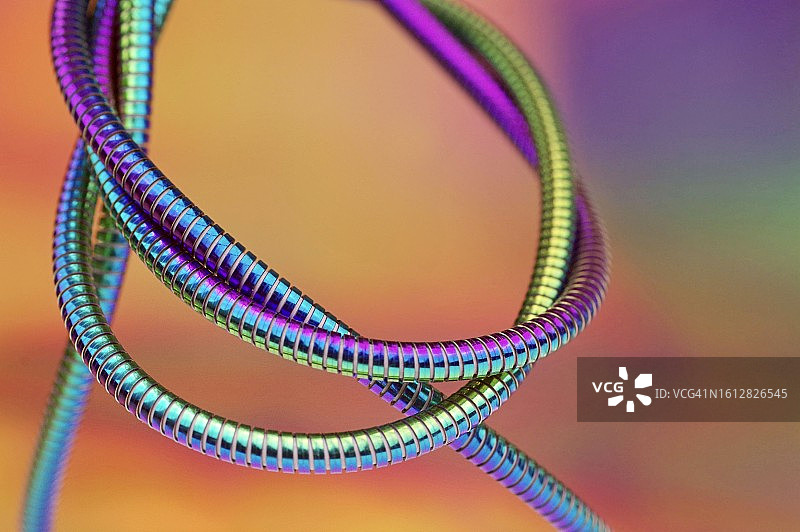 缠绕的金属电缆图片素材