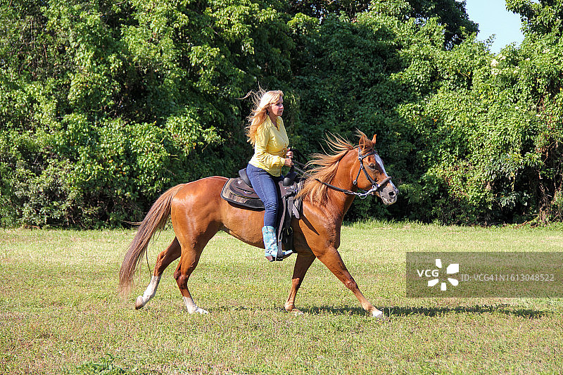 女子骑马图片素材
