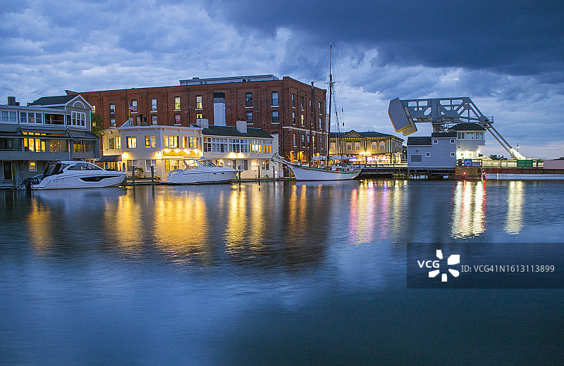 康涅狄格州米斯蒂克的神秘河流和吊桥图片素材