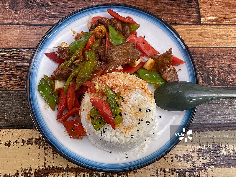 美味的红椒牛肉烩饭图片素材
