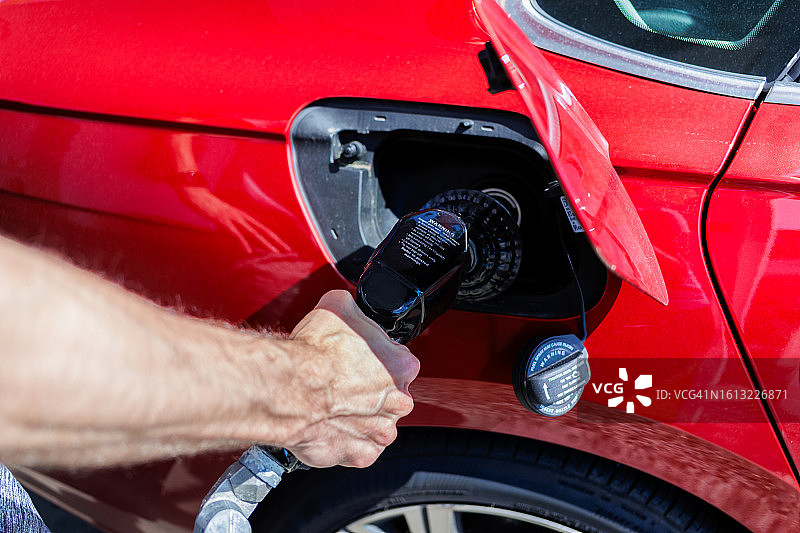 男人在加油站给汽车加油图片素材