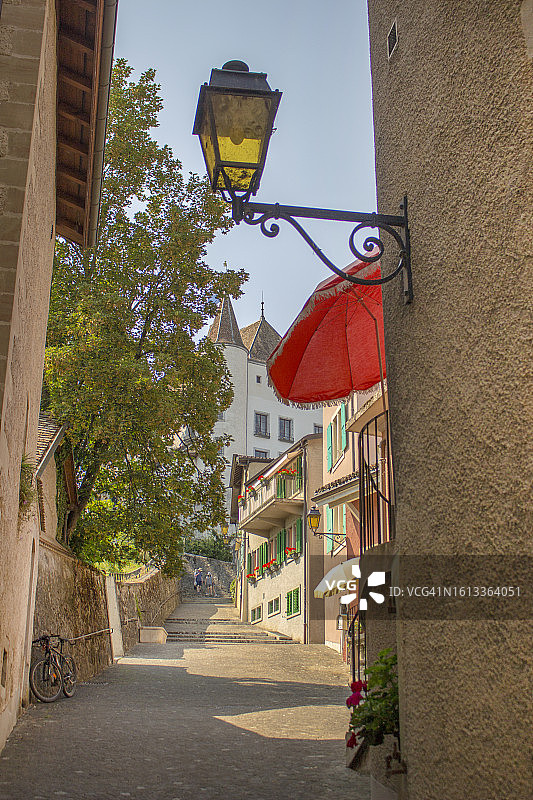 瑞士尼永下城街道的尼永城堡图片素材