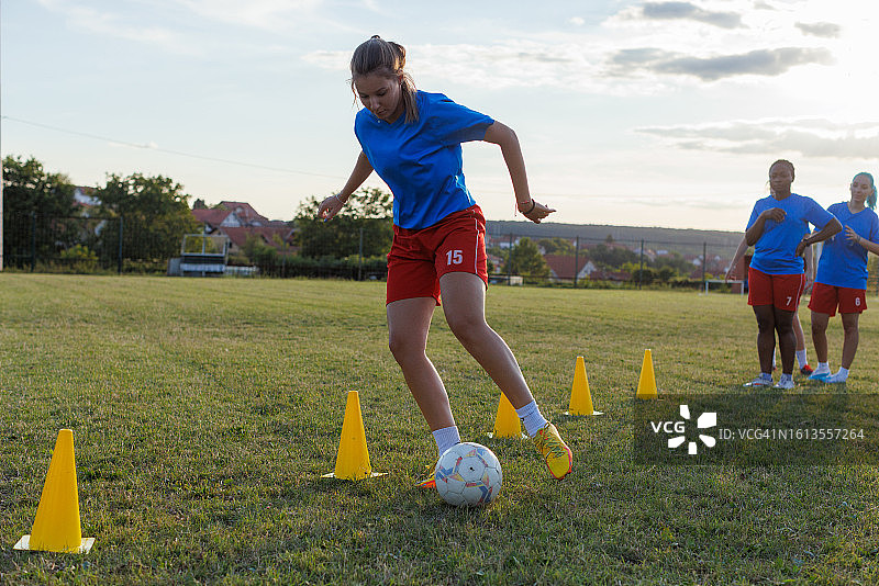 女子足球队在户外球场踢足球图片素材
