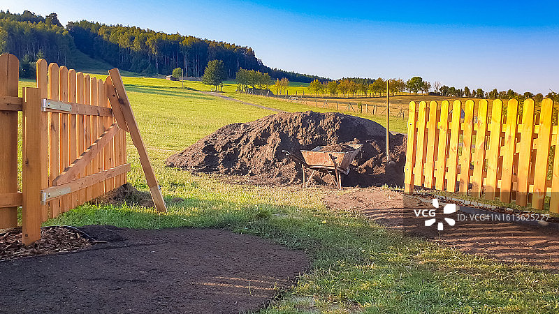 花园里的表土堆和手推车图片素材
