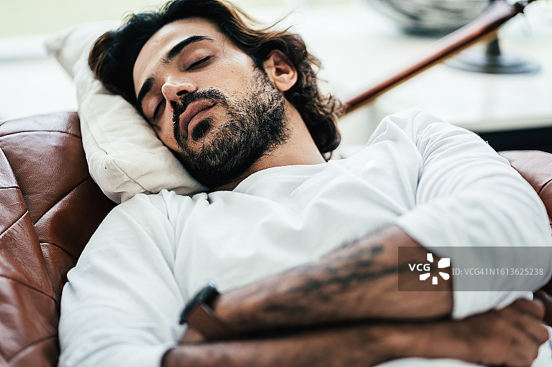 年轻人感到疲惫图片素材