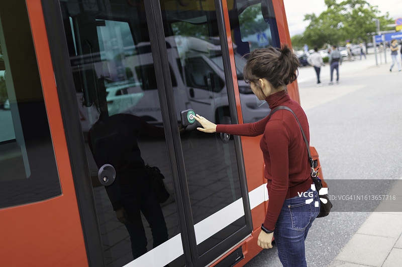 少女乘坐无人驾驶巴士图片素材