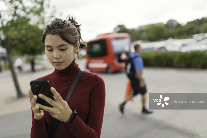 使用手机App设置自动巴士行程图片素材