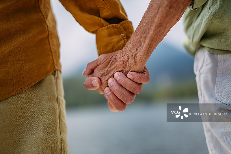 年长夫妇手牵手特写图片素材