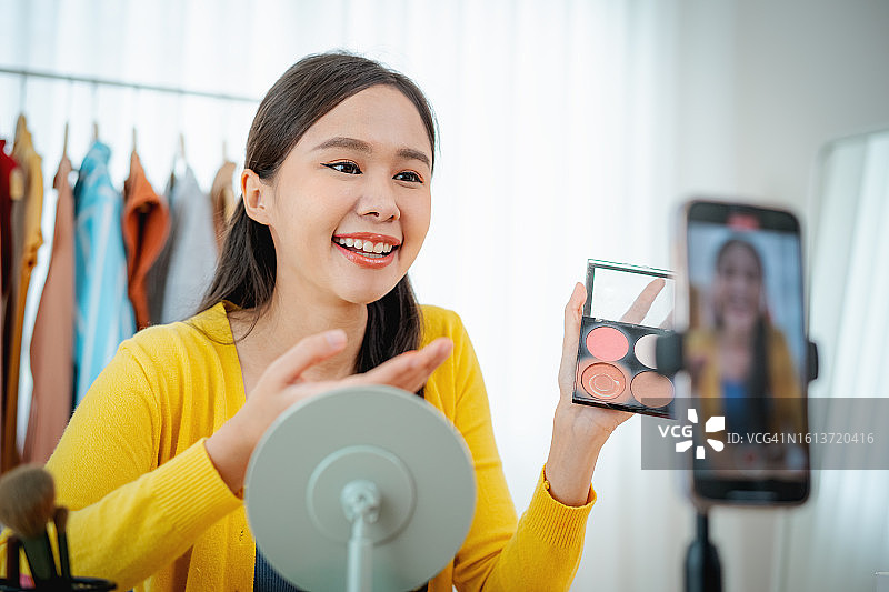 线上销售员直播销售化妆品图片素材