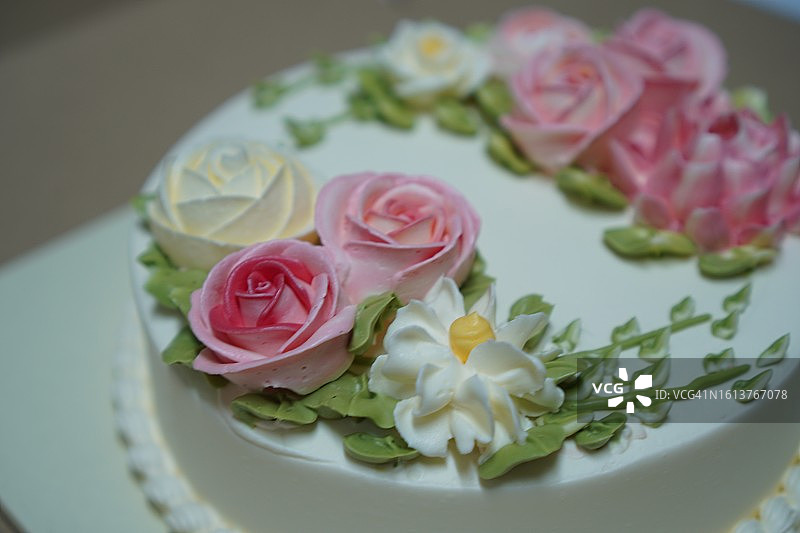 香草奶油生日蛋糕，白色背景图片素材