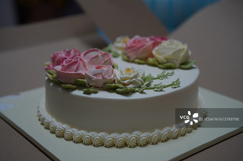 香草奶油生日蛋糕，白色背景图片素材