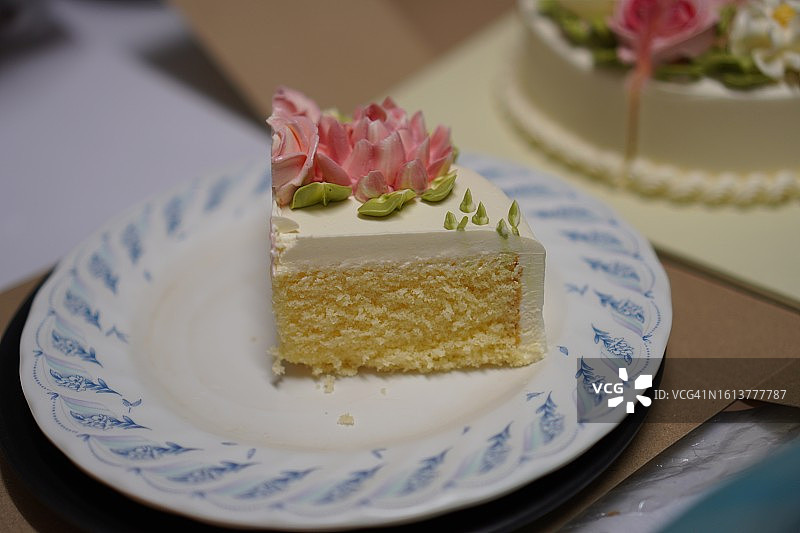 香草奶油生日蛋糕，白色背景图片素材