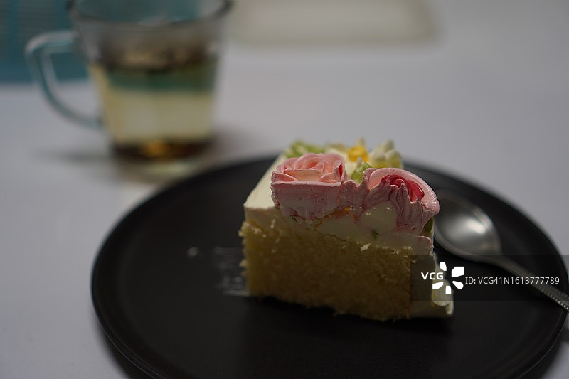 香草奶油生日蛋糕，白色背景图片素材