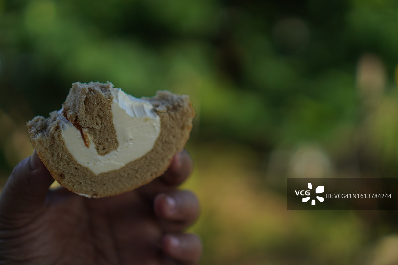 女人拿起果酱卷并食用图片素材