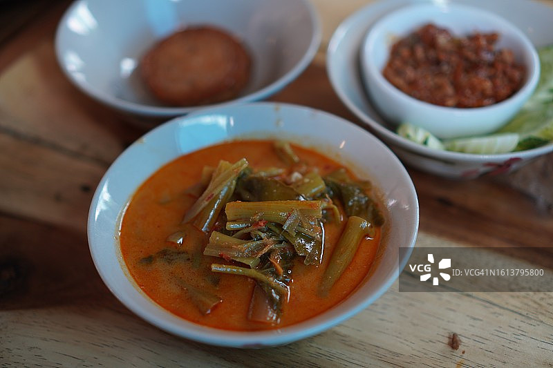 配有蕹菜的泰式猪肉咖喱图片素材