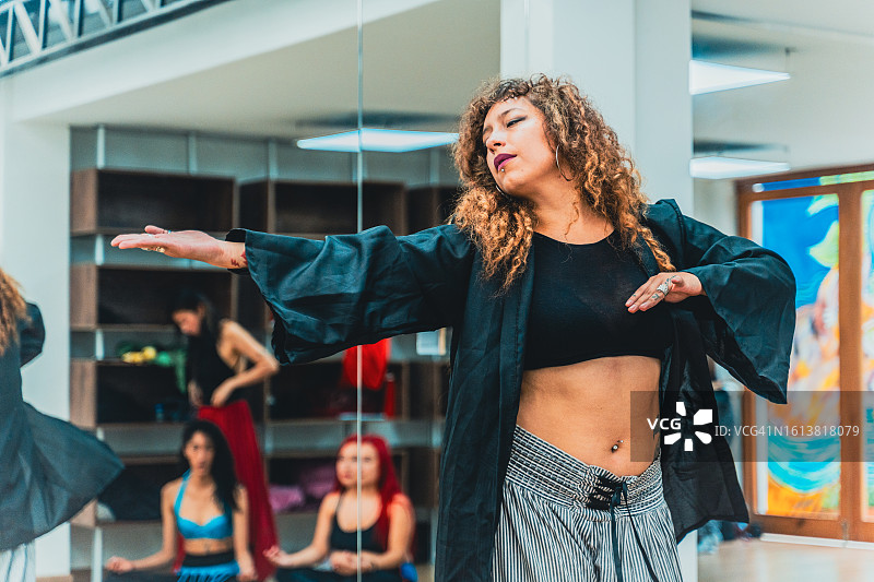肚皮舞女郎在舞蹈工作室排练舞蹈图片素材
