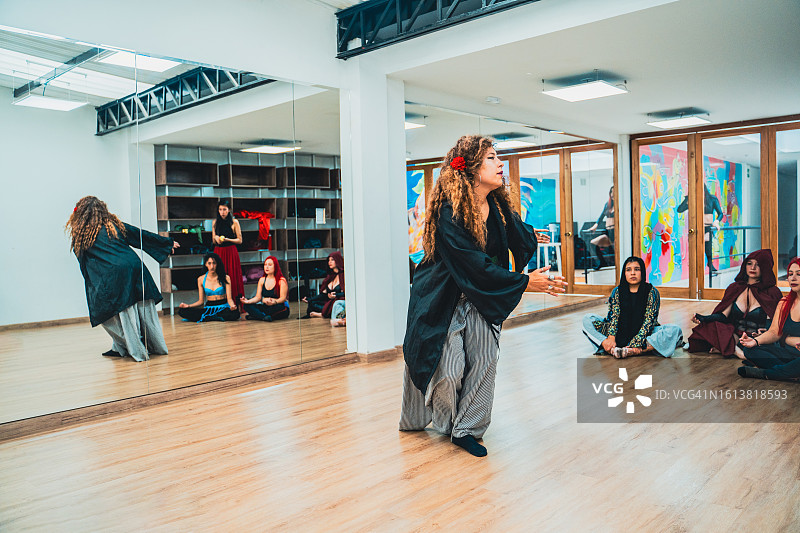 肚皮舞女郎在舞蹈工作室排练舞蹈图片素材