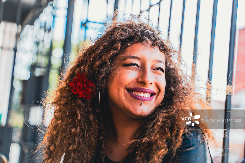 沉思的中年妇女望向别处图片素材