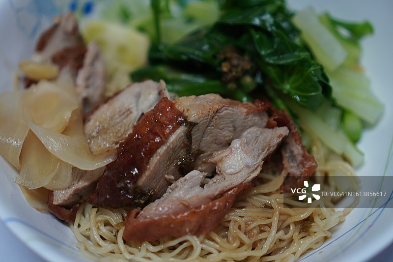 美味烤鸭蛋面图片素材