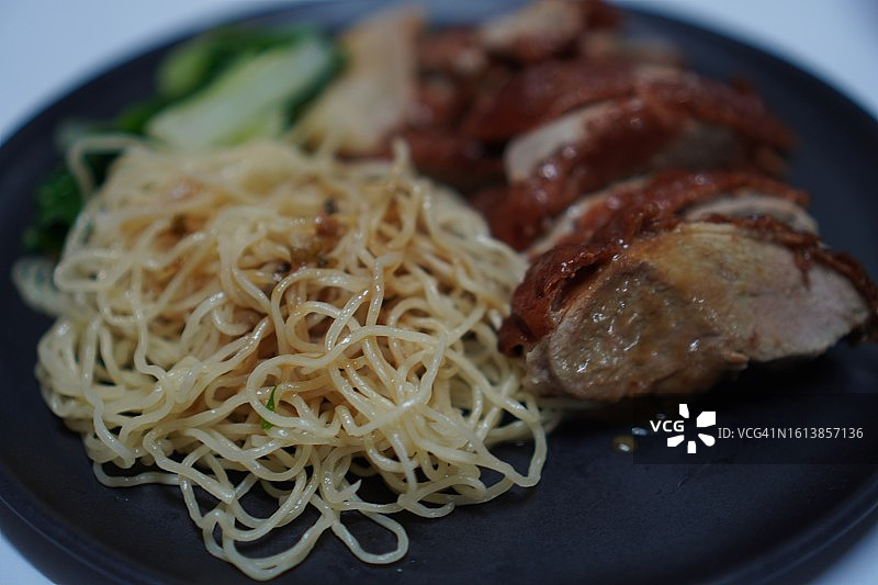 美味烤鸭蛋面图片素材