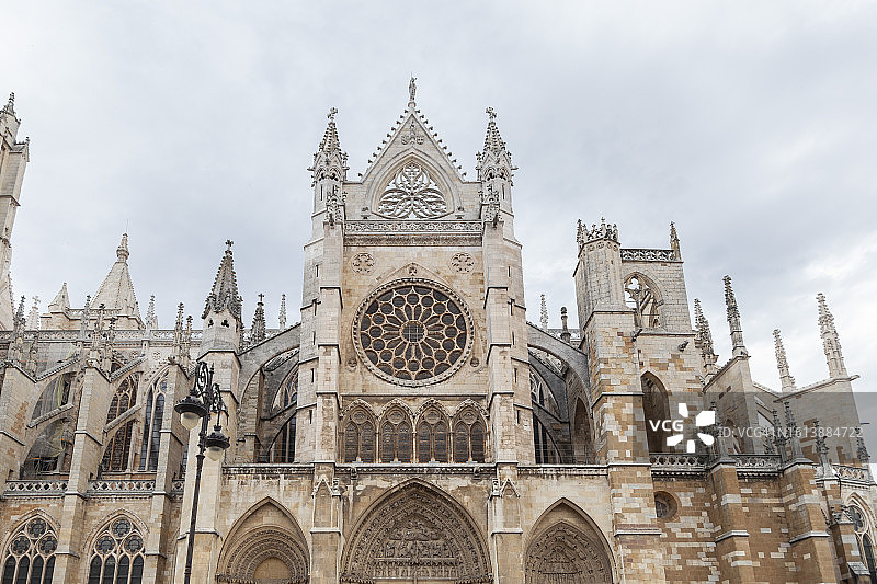 西班牙莱昂圣玛丽亚主教座堂北立面图片素材