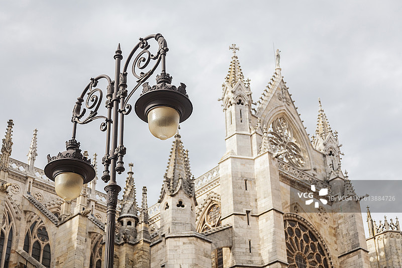莱昂圣玛丽亚德拉雷格拉广场的路灯图片素材