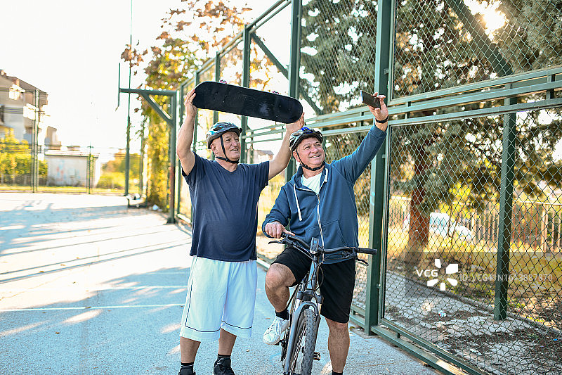 年长男性骑自行车自拍图片素材