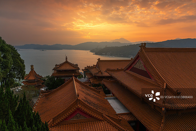 日月潭日落在文武寺屋顶。鱼池乡，日月潭，南投县，台湾，中国，亚洲图片素材