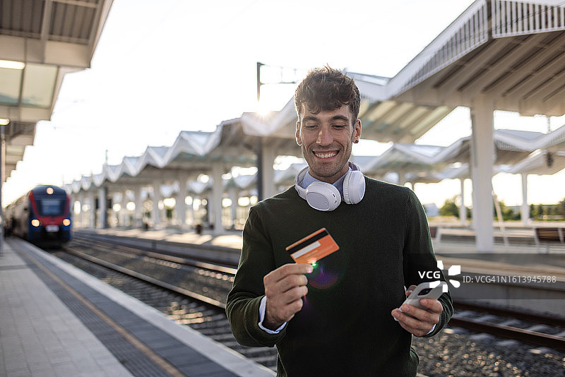 男人在火车站购买火车票图片素材