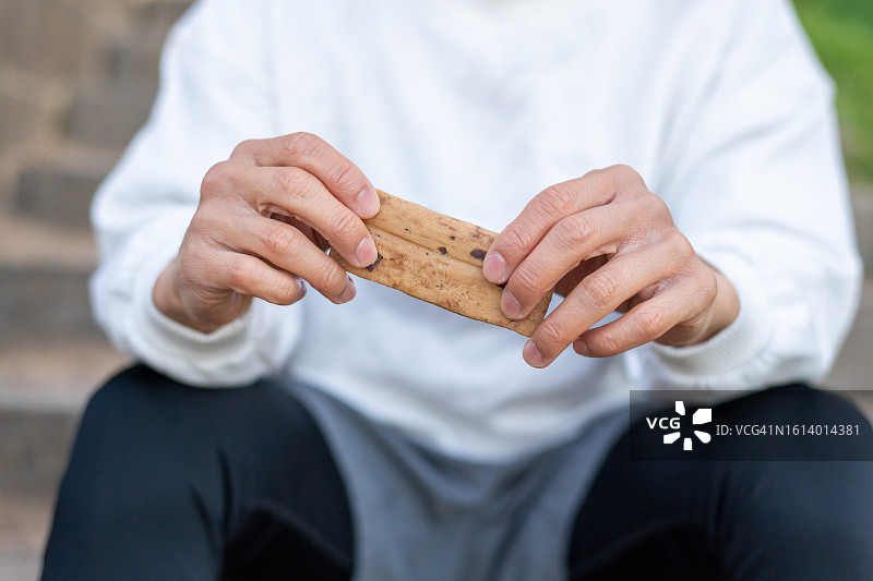 两只手拿着蛋白棒的特写图片素材