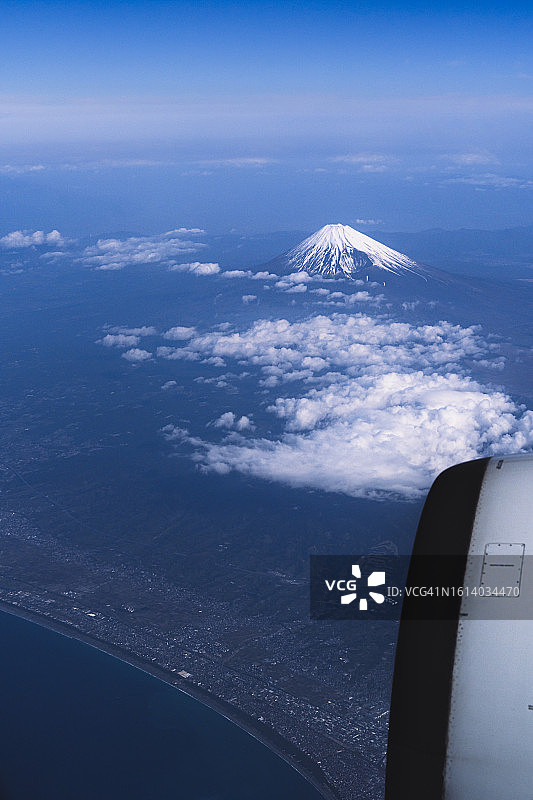 从飞机舷窗俯瞰日本关东平原和东京湾，以及白雪皑皑的富士山图片素材