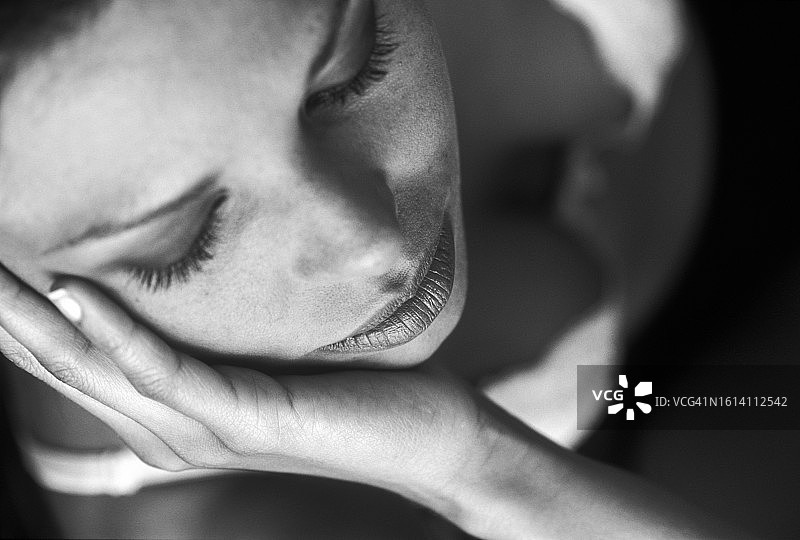 年轻的西班牙裔女人的高角度肖像图片素材