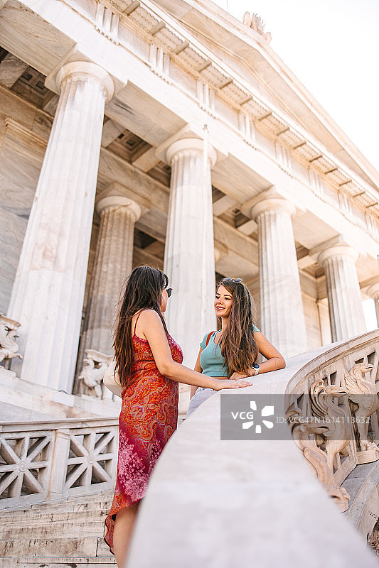 在雅典希腊国家图书馆前的朋友图片素材