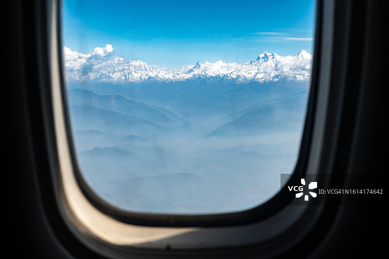 从博卡拉飞往加德满都的航班上，透过飞机舷窗看到的喜马拉雅山脉图片素材
