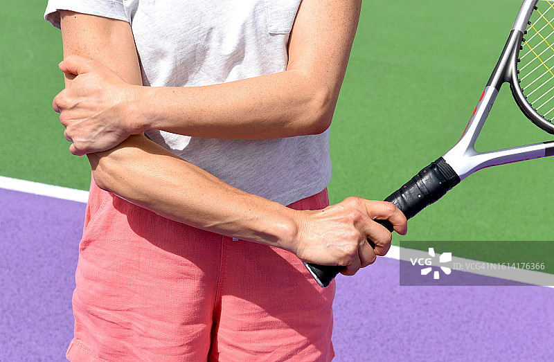 患有网球肘的年长女人图片素材