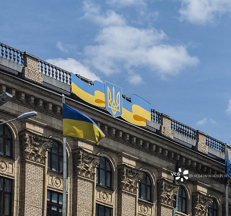 乌克兰国旗和建筑物顶部的乌克兰国徽图片素材