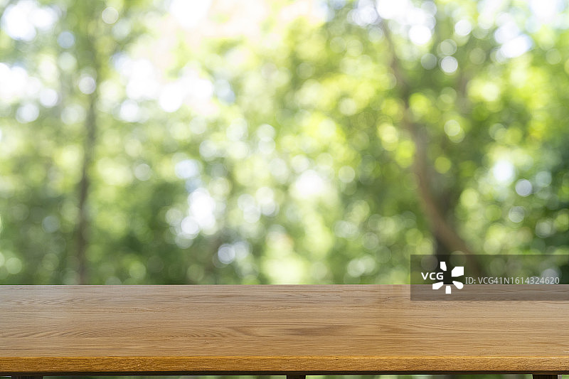 背景：带绿色植物的空木桌图片素材