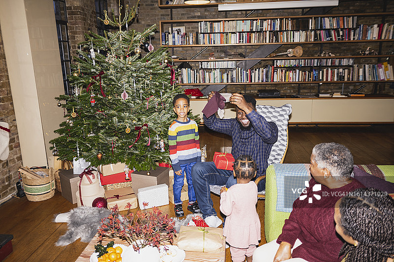父亲拿着年幼的儿子和女儿赠送的袜子图片素材