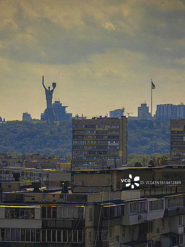 基辅市住宅区上的祖国母亲纪念碑图片素材