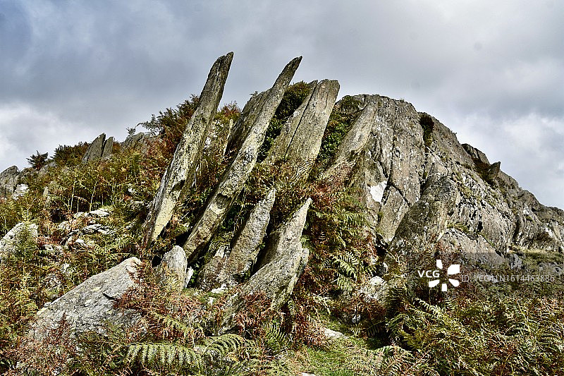 窑岸的断裂岩石图片素材