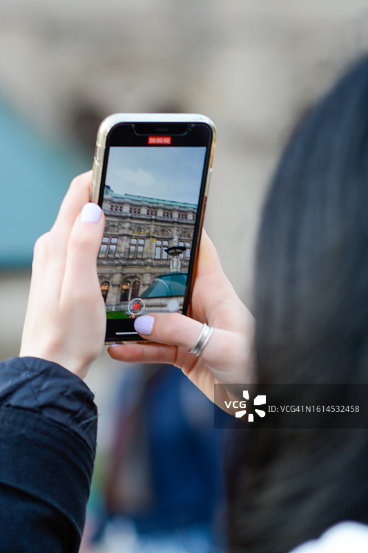 女人的手在奥地利维也纳拍照图片素材