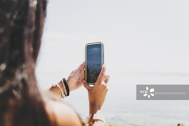 游客用手机拍照图片素材