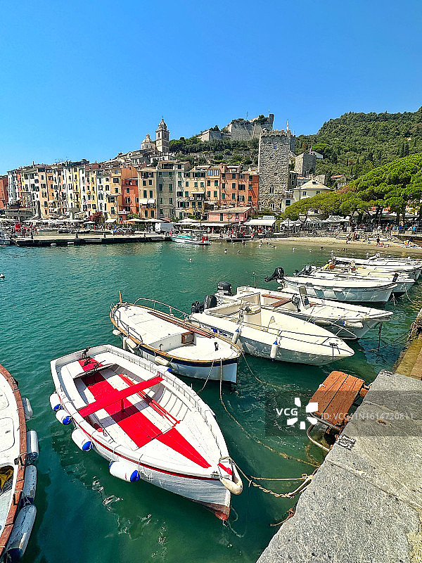 意大利利古里亚沿海村庄韦内雷港美丽的夏日图片素材