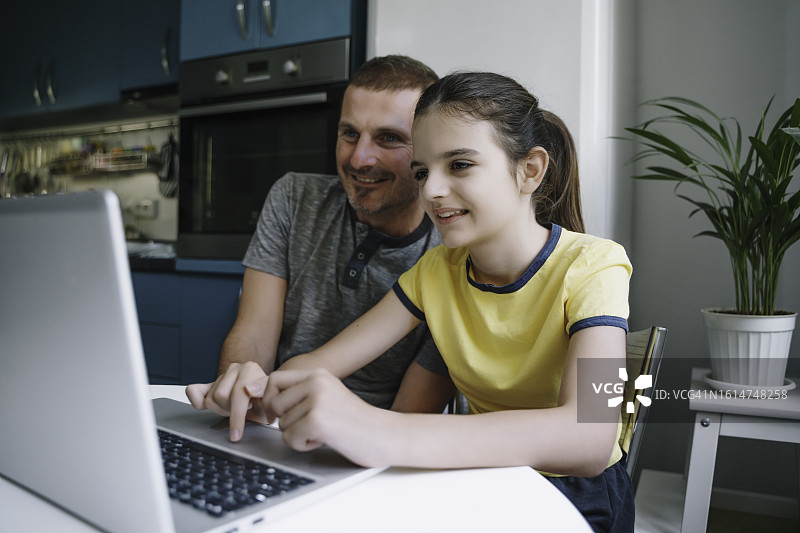 父女在家使用科技产品图片素材