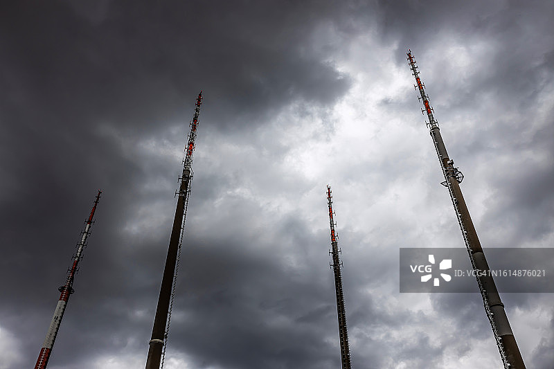 机场旁有四个雷达天线，乌云密布图片素材