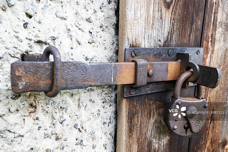 带旧锈迹挂锁的旧锈迹螺栓图片素材