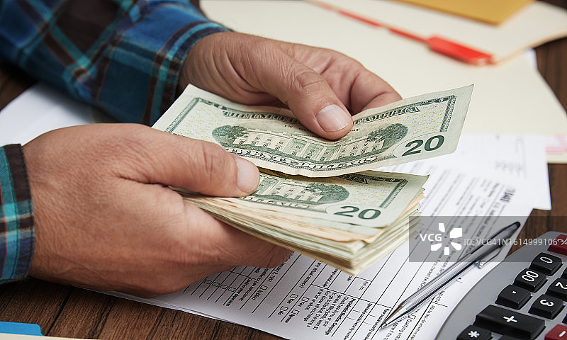 男人数钱的手部特写图片素材
