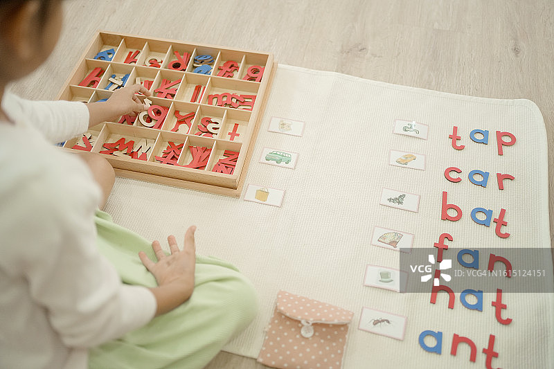小学生使用活动字母学习单词图片素材