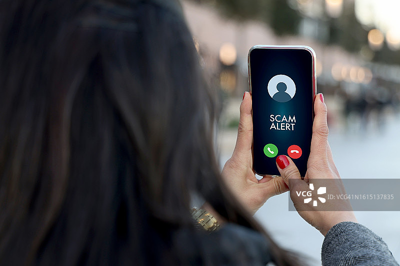 手机屏幕上的诈骗警报图片素材